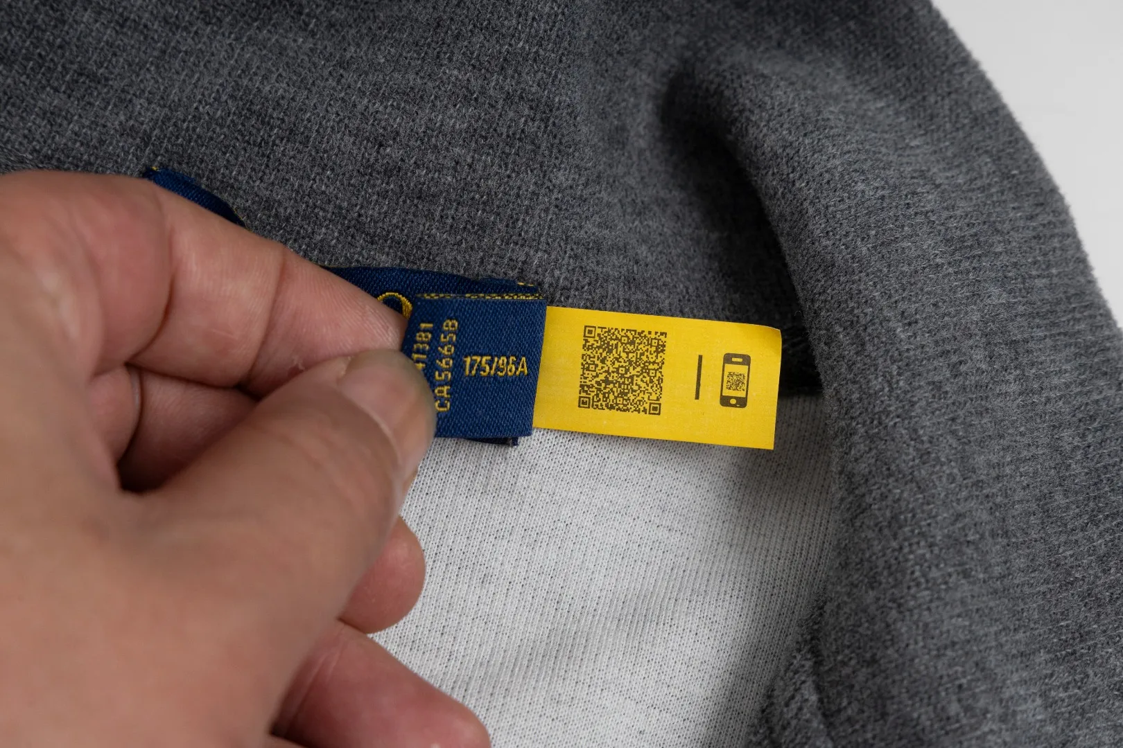 P230 #R97 Ralph lauren twelve-color embroidered pony logo half-zip high-neck long-sleeved knitted sweatshirt. The same style for men and women. The new half-zip sweatshirt for couples to wear in autumn is here! This kind of sweatshirt is really popular this year, even more popular than the hooded sweatshirt. Open the zipper and it can be used as a large lapel, which makes it more fashionable. The color of the classic design of the little war horse on the chest is matched with the embroidery. The simple zipper design echoes the brand logo, so you don’t need to match too much. The sweater version is loose enough! The fabric is custom-woven and dyed 100 cotton. 320g high gram weight 100% cotton knitted cotton with a certain thickness. The fabric is soft and comfortable, and the three-dimensional fabric is full of texture. The stitching is three needles and five threads, which is beautiful and strong. The pattern is also good. Although it is loose, it does not look bulky! - It is not a popular color scheme on the street. The color is pure and highly recommended. The upper body has a particularly high rate of turning heads. Loose style. Big drop shoulder OS style. Same style for men and women. Couple wear. Versatile and practical! Color: Gray, navy, khaki, green label, oatmeal brown label, apricot, black, army green, burgundy, pink, dark gray, light blue, white. Size: S M L XL Length: 70/72/74/76 Bust: 53.5/55.5/57.5/58.5 Shoulder width: 44/45/46/47 Sleeve length: 61/62/63/64